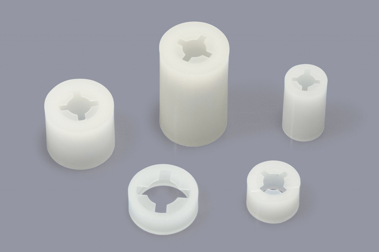 Round plastic spacers with anti-loss lip